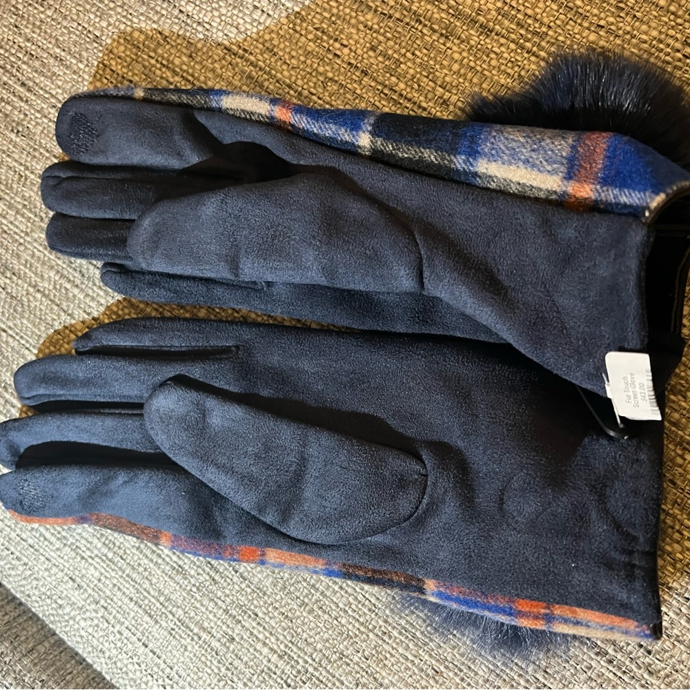 Fur touch screen glove. Never worn.